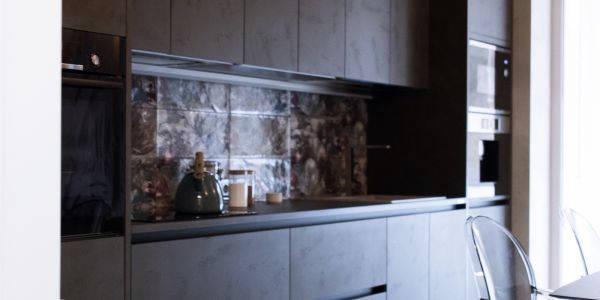 Кухня с фасадами из цемента - Портленд